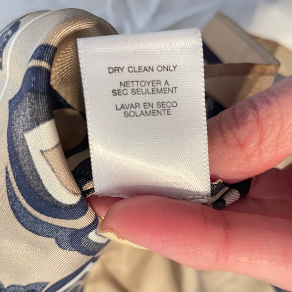 MICHAEL Michael Kors Size 1X Beige Blue Short Sleeve Blouse 100% Silk - Picture 10 of 10